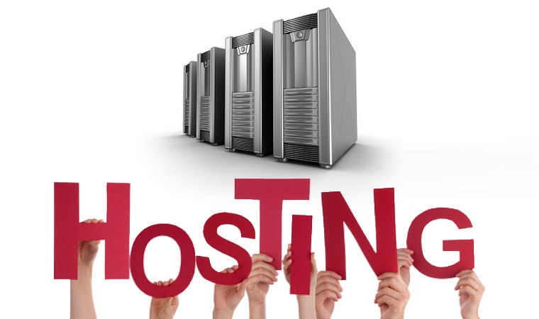 servers e mani che compongono la scritta Hosting