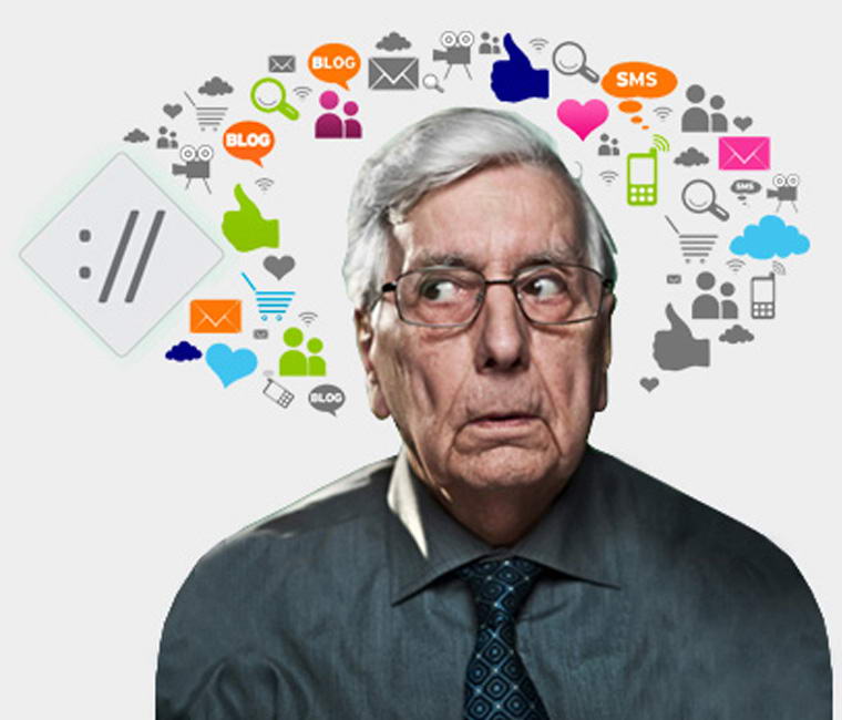 Signore perplesso e restio all’uso della tecnologia e dell’innovazione proposta da internet.