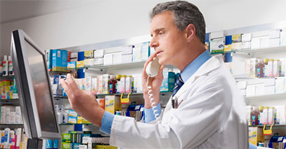 Farmacista che gestisce comodamente da pannello di controllo i propri prodotti.