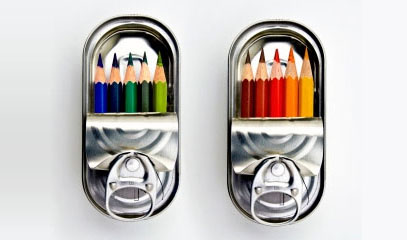 scatolette di sardine con dentro dei colori