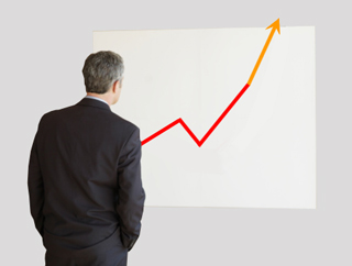 professionista che verifica un grafico con andamento positivo